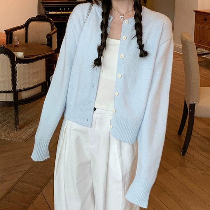 Kvinnens myke cardigan med fine knapper og moderne snitt Skjora
