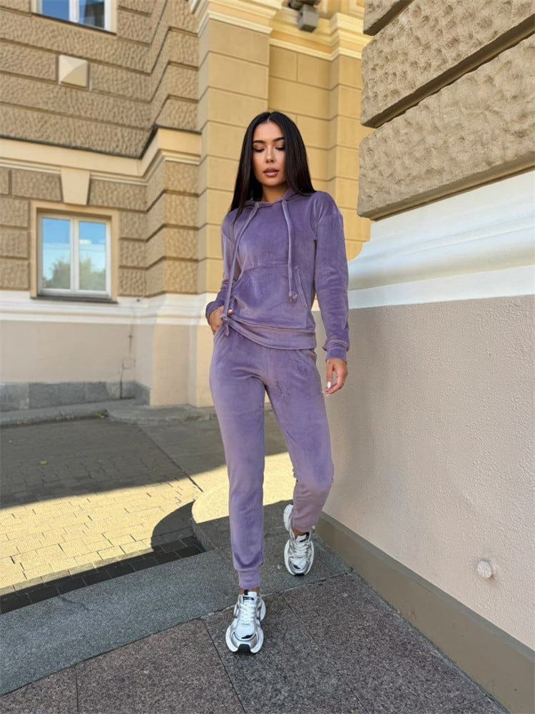 Kvinnelig elegant fløyels loungewear-sett med hette og elastiske mansjetter Skjora