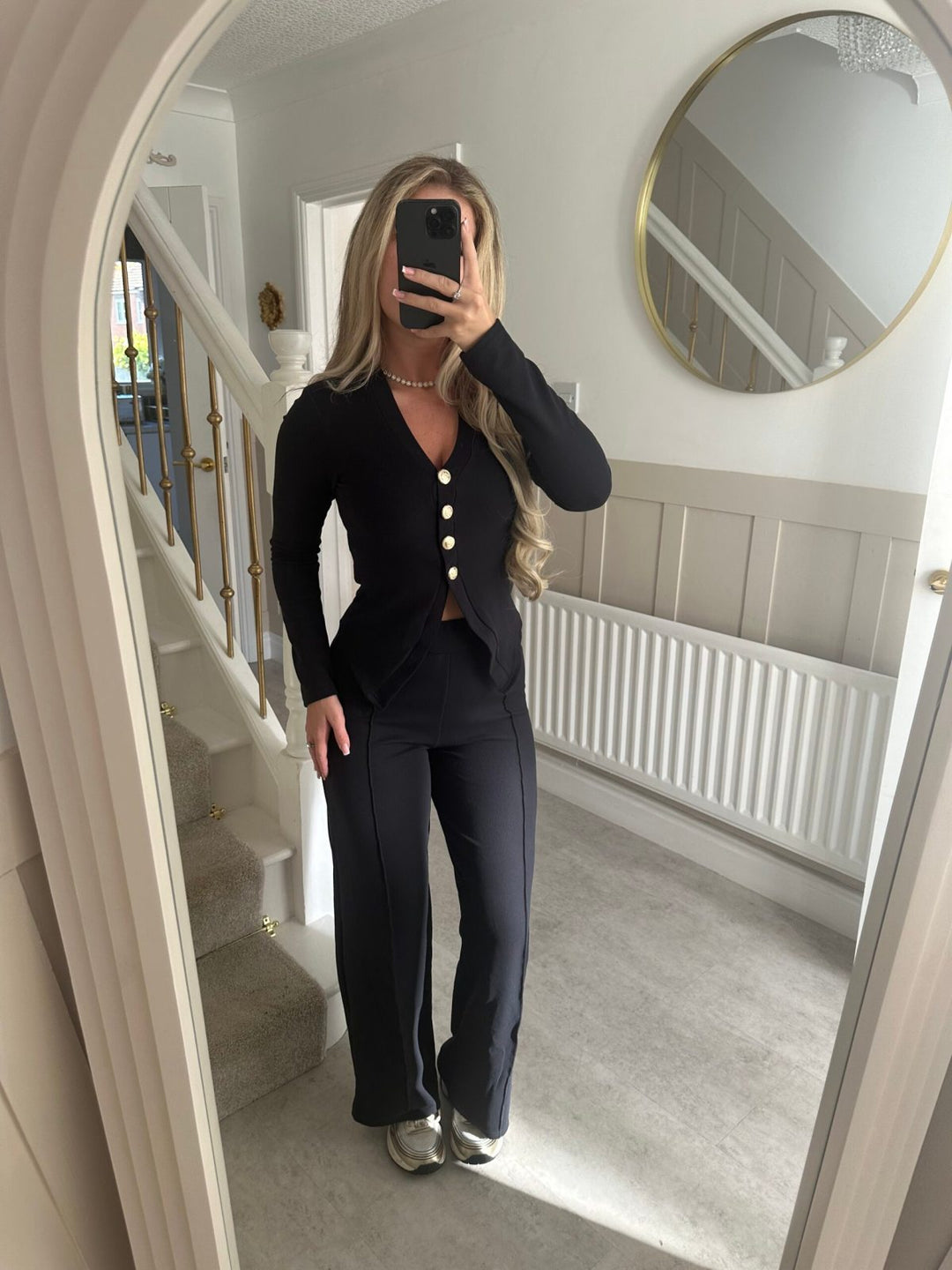 Damer elegant to-delt sett med knapper Skjora