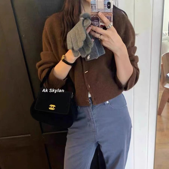 Dame cardigan med dyp V-hals og elegante knapper Skjora