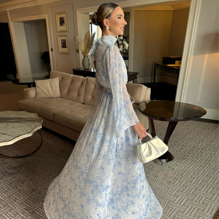 Kvinnelig maxi kjole med transparente ermer og elegant blomsterbroderi Skjora