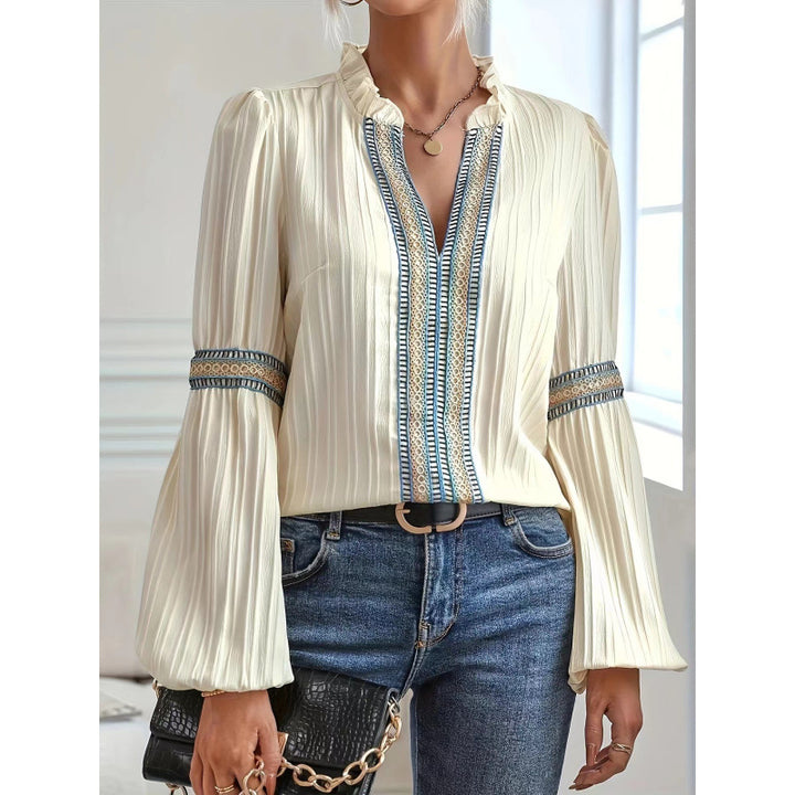 Elegant plisserte bluse for kvinner med volangdetaljer Skjora