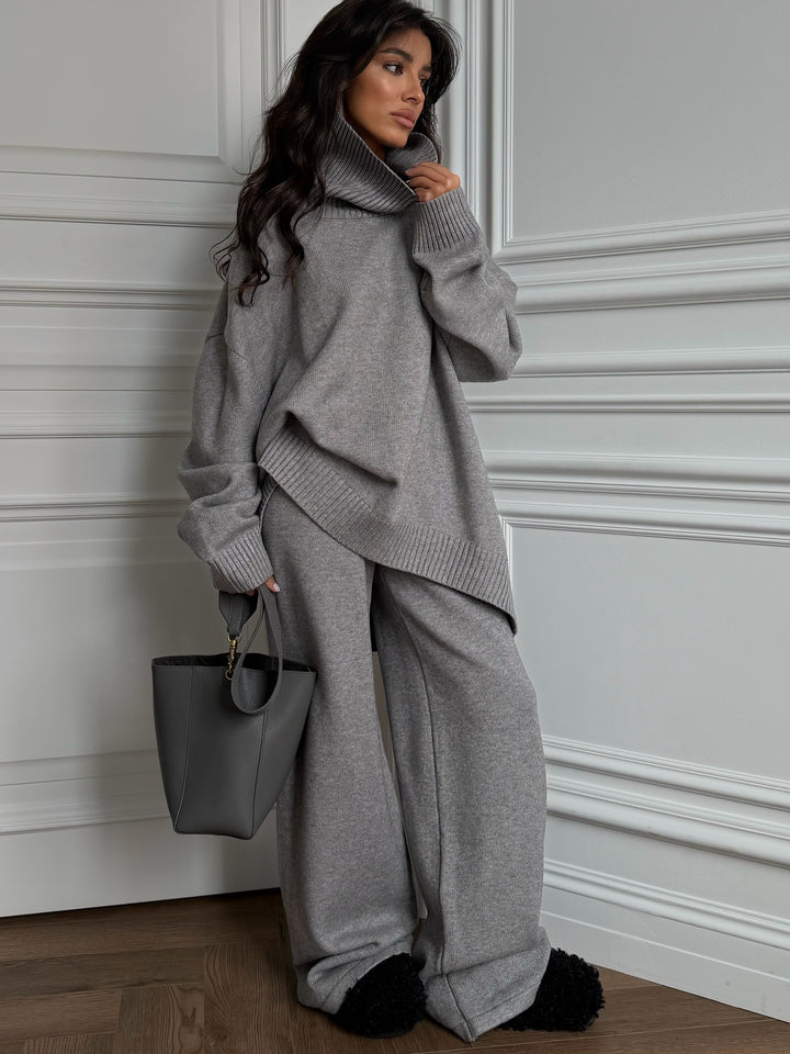 Kvinnelig oversized strikkegenser med høy krage og loose cut bukser Skjora