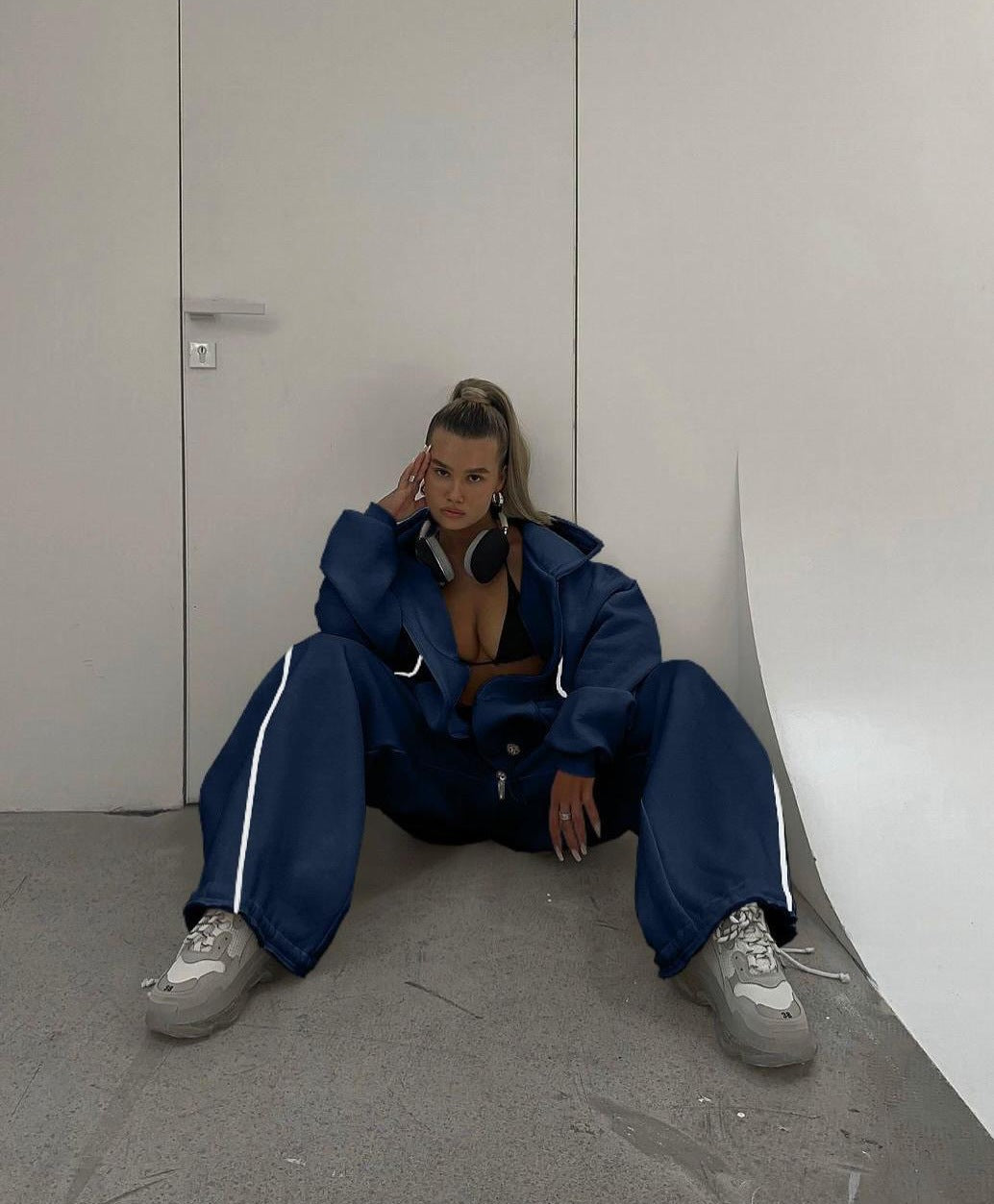 Kvinnelig sporty oversized sett med hettejakke og vide bukser Skjora