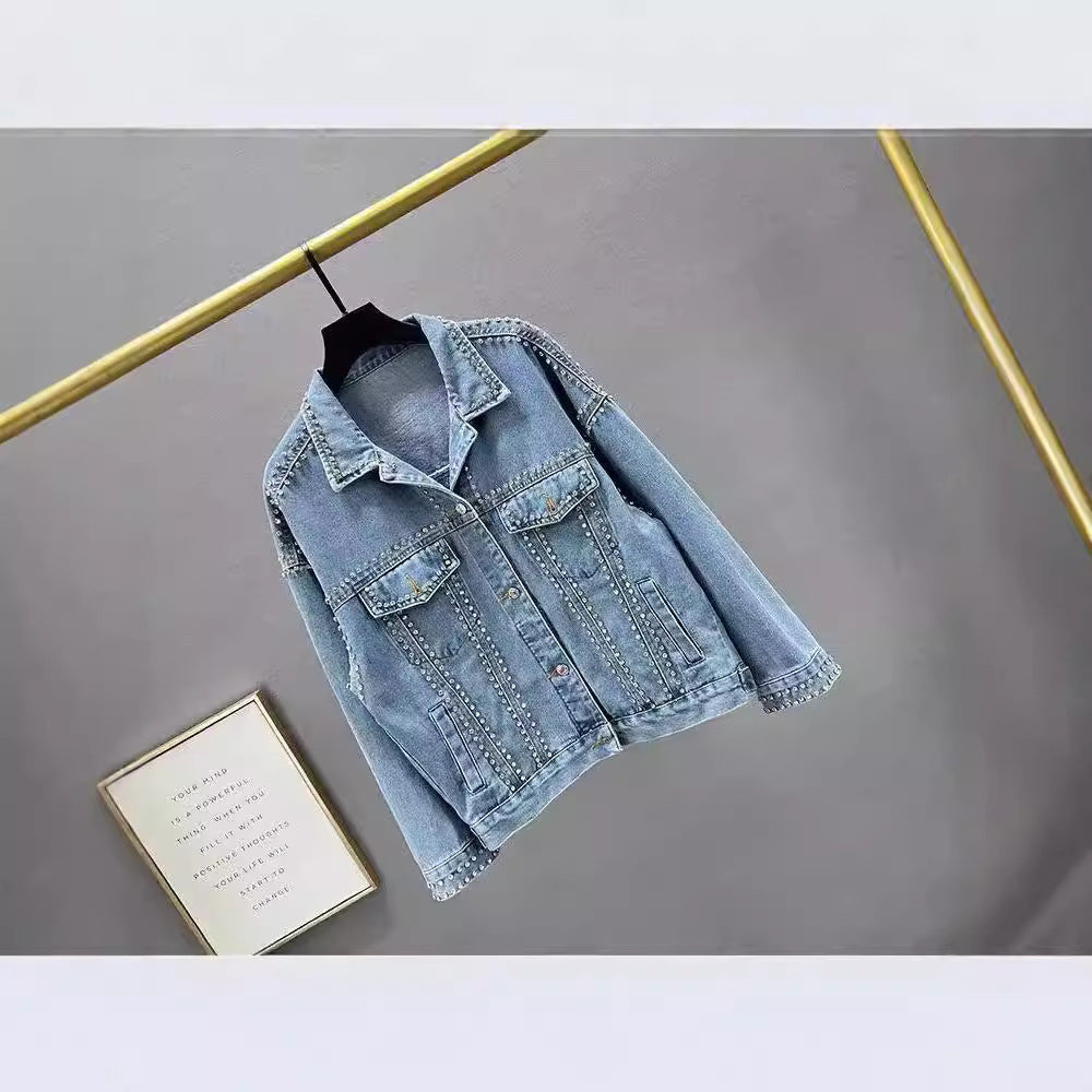 Dames moderne denimjakke med dekorative nagler Skjora
