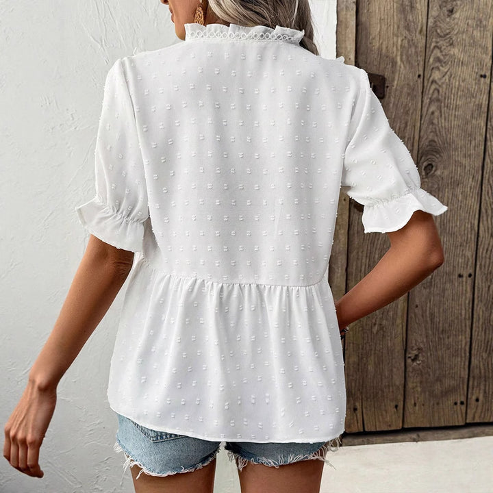 Dame bluse med volangdetaljer og prikkedesign Skjora