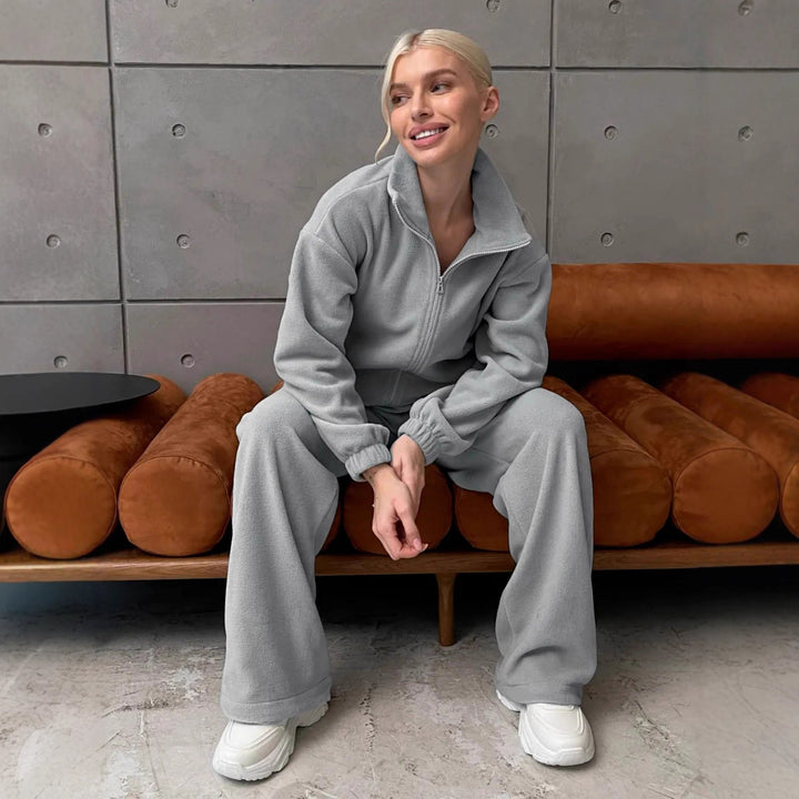 Kvinnes fritid fleece-drakt med moderne glidelås og behagelig passform Skjora