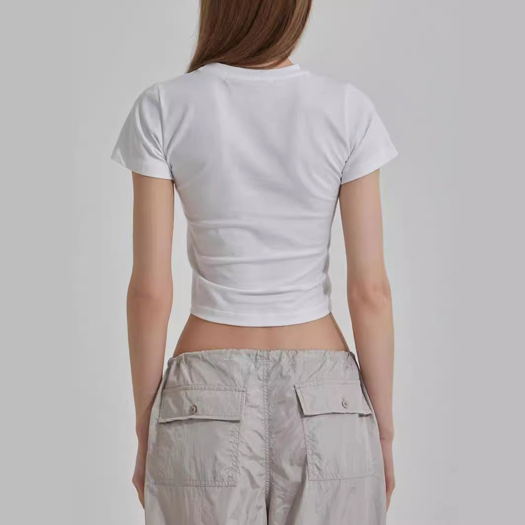 Dame cropped T-skjorte med unikt 3D-design av en sløyfe Skjora