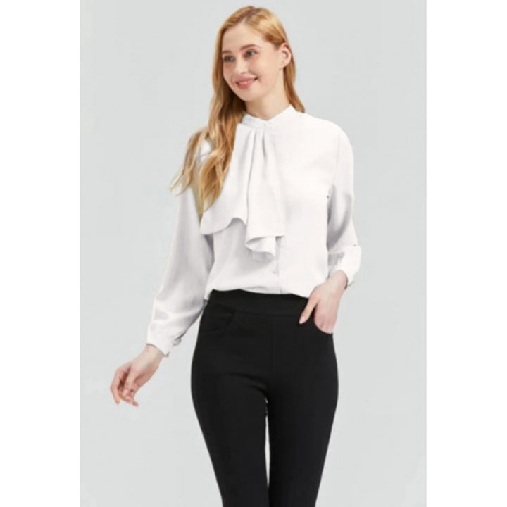 Damebluse med elegante volanger detaljer og krage Skjora