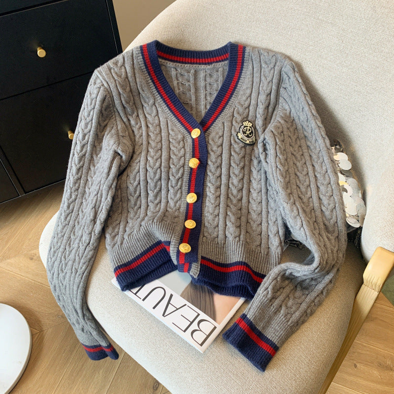 Dame chunky strikkegenser med dekorative knapper og sporty stripemønster Skjora