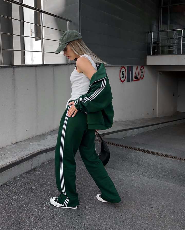 Dame sporty velour joggedress med sidestriper Skjora