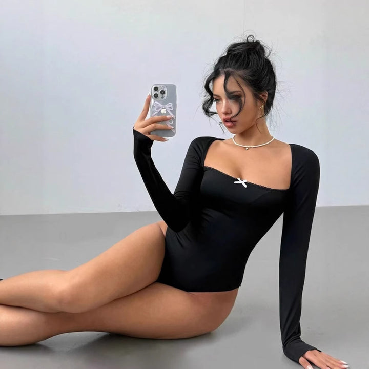 Dame Figurtiltende Langermet Bodysuit med elegant utringning Skjora