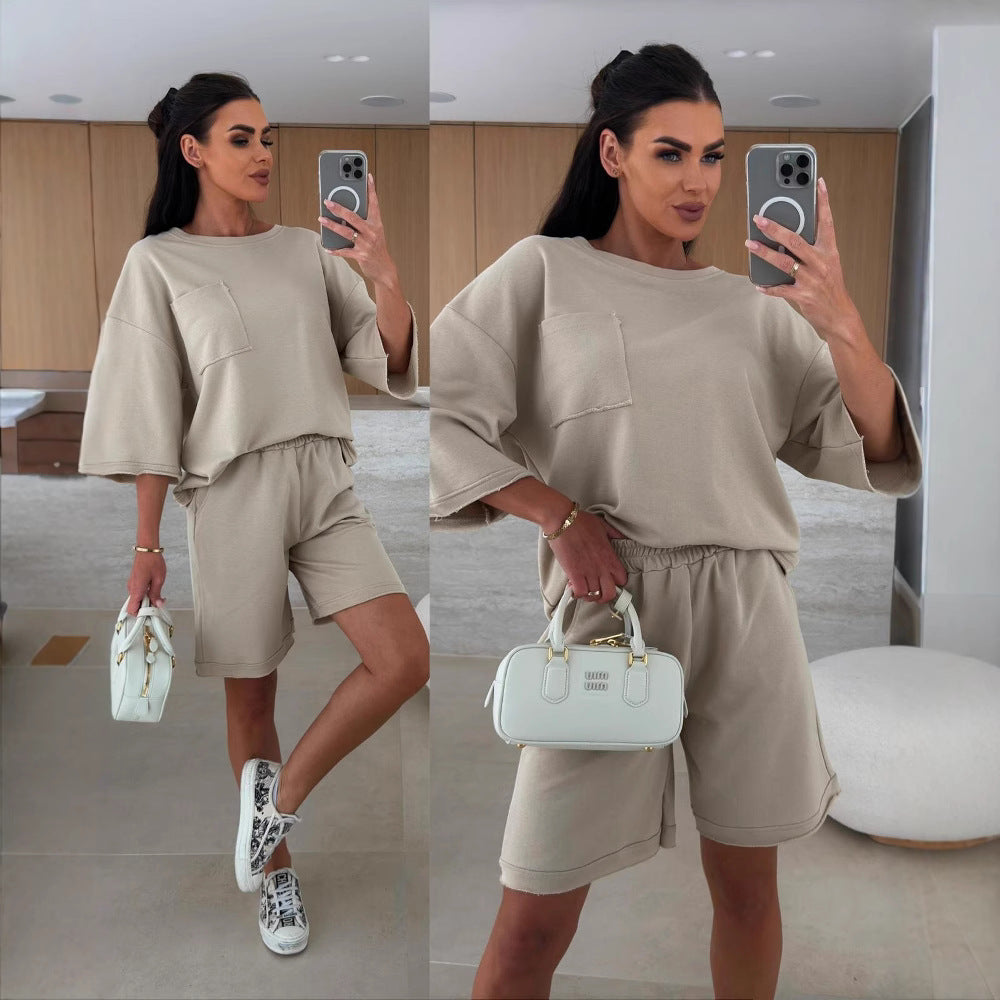 Kvinnens avslappende lounge-sett med oversized topp og komfortable shorts