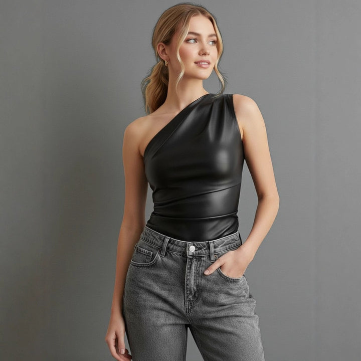 Dame asymmetrisk topp med innovativ draperingsdesign Skjora
