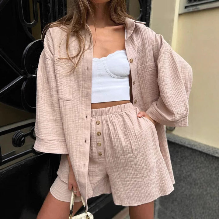 Kvinnes casual kortermet kombinasjonssett med knapp-ned topp og behagelige shorts Skjora