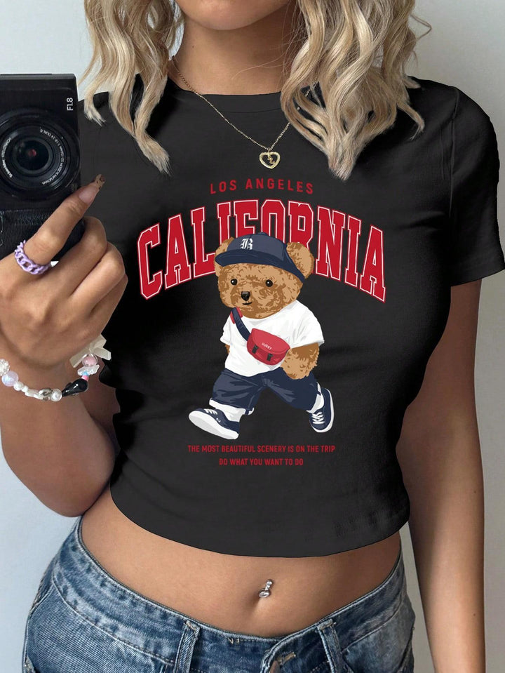Dame Crop-T-shirt med lekent bjørnemotiv og moderne skrift Skjora