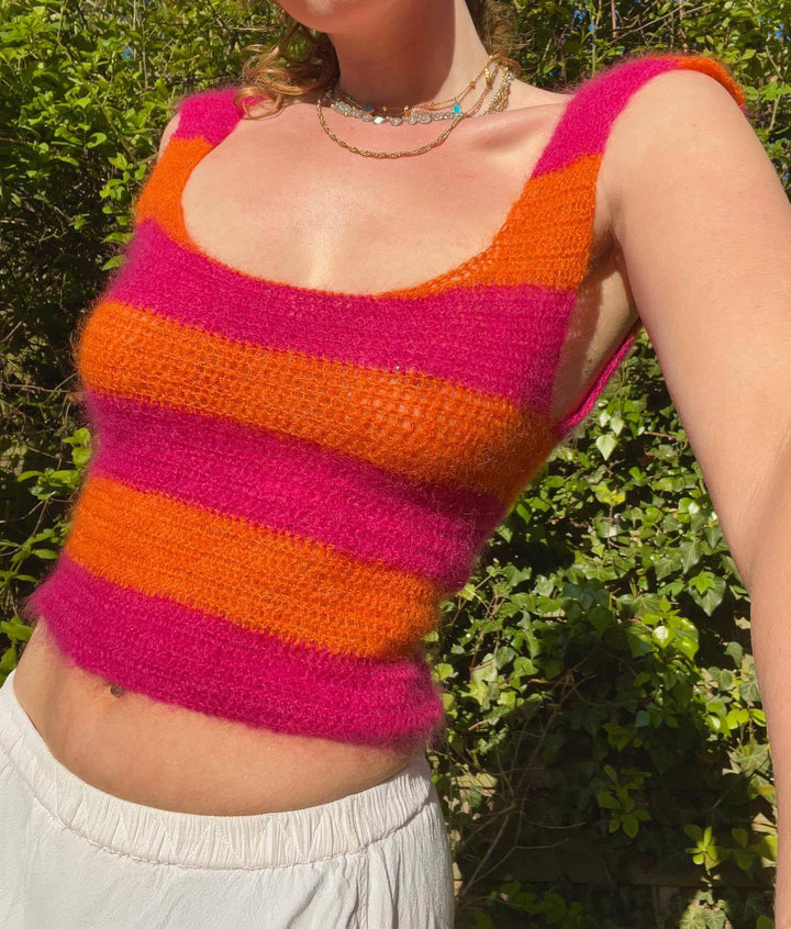Damer strikket crop-top med fargerik stripemønster og vid rund halslitt Skjora