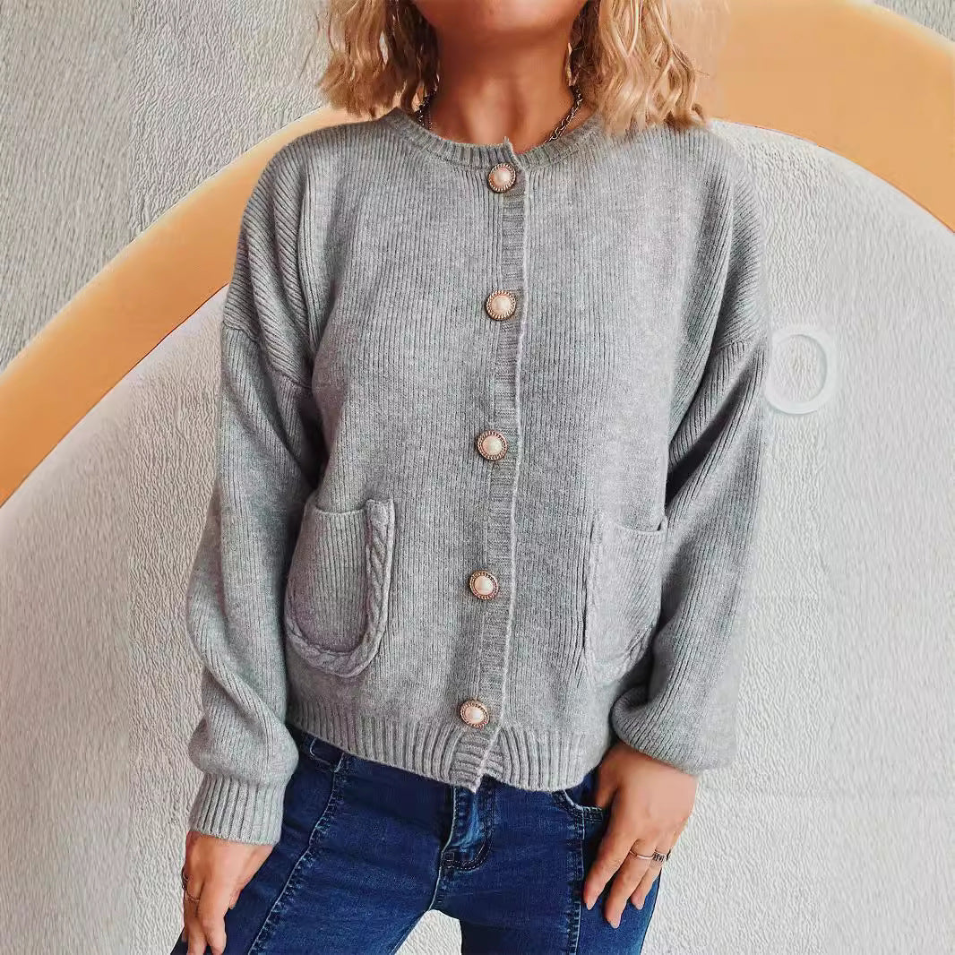 Kvinnens koselige cardigan med perleknapper og lommer Skjora