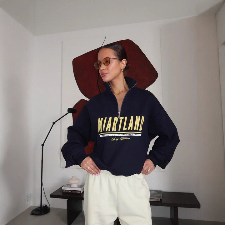 Kvinnelig sporty zip genser med oversized passform og kreativt trykk Skjora