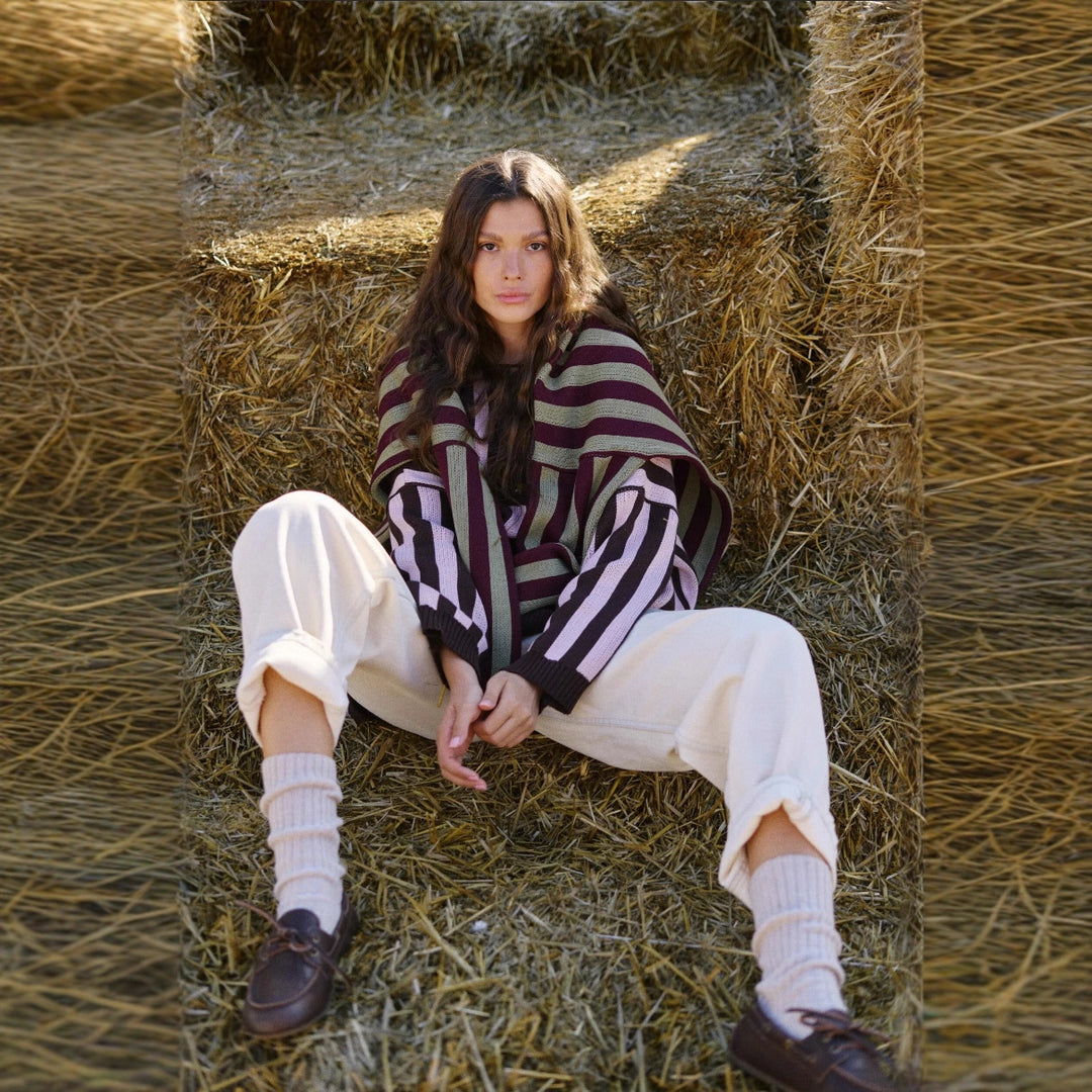 Kvinne striped oversized genser med knappestolpe og dyp V-hals Skjora