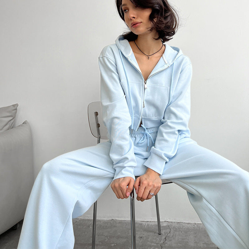 Kvinnens cropped hettegenser og løse joggebukser i minimalistisk design