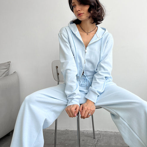 Kvinnens cropped hettegenser og løse joggebukser i minimalistisk design