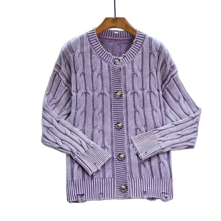 Kvinnens cardigan med elegant kabeldesign og detaljer med treskulpturer Skjora