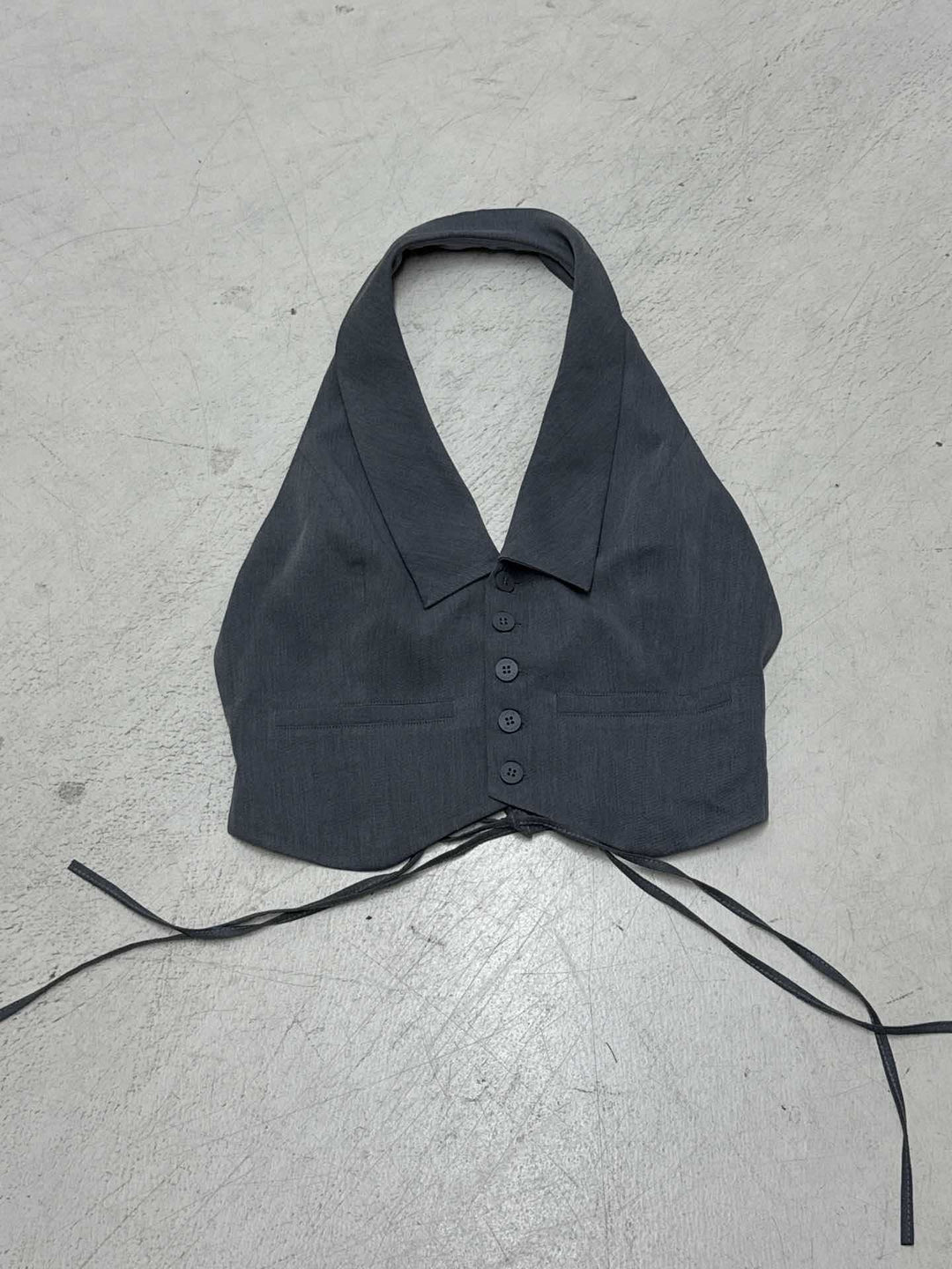 Damer elegant omslagsbluse med stilige krage og lekne detaljer Skjora