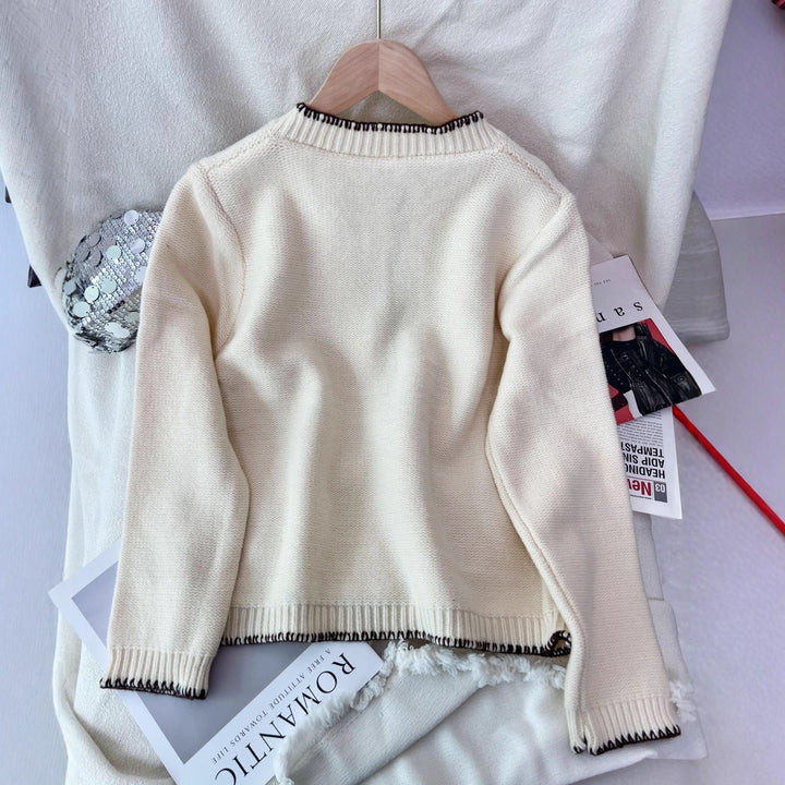 Kvinnens klassiske cardigan med kontrasterende sømmer og lommer Skjora
