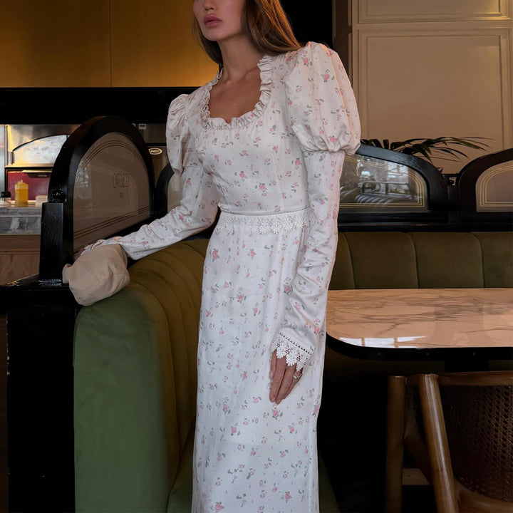 Kvinnens elegante maxi kjole med delikate volangerm og blomstermønster
