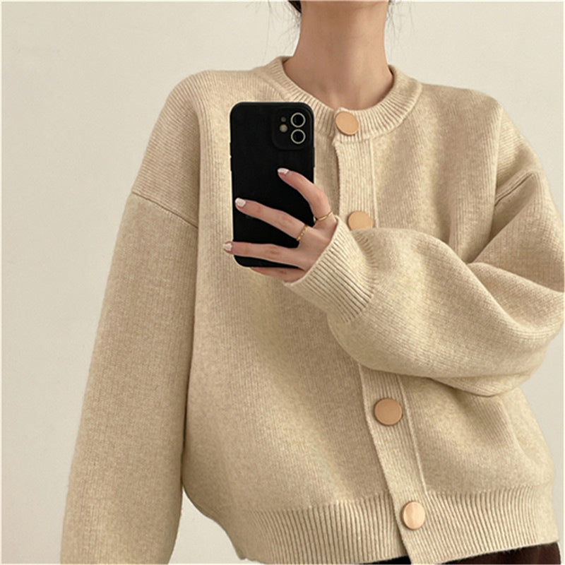 Kvinnens fashionable strikket cardigan med knappdetaljer og mykt materiale Skjora