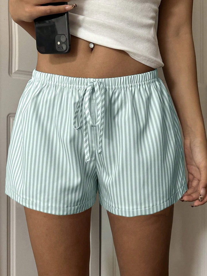 Dame avslappede shorts med elastisk linning og fint stripemønster Skjora
