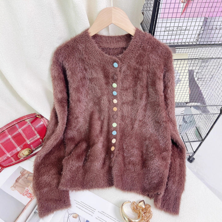 Kvinnelig fluffy cardigan med fargerike knapper og vid-kuttet design Skjora