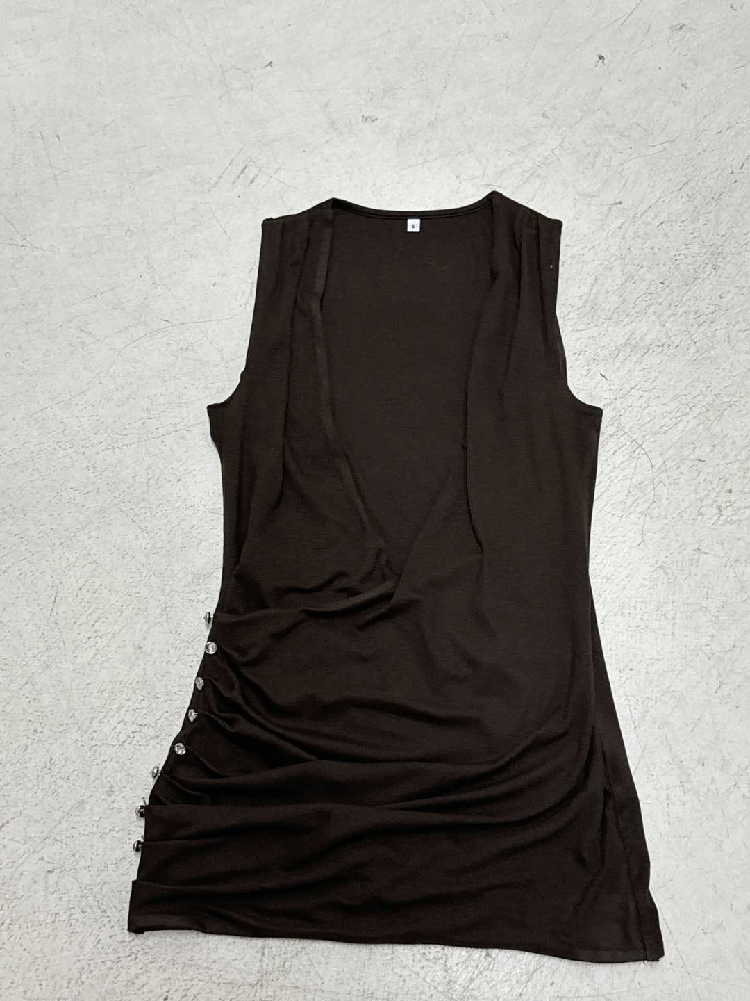 Dame elegant jumpsuit med dyp V-hals og flytende materiale Skjora