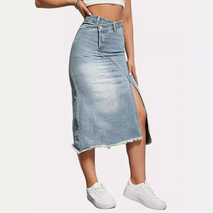 Kvinnens midi denim skjørt med høy midje og stilige frynser nederst