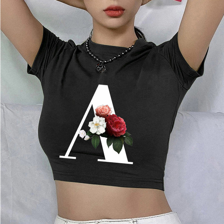 Dame cropped T-skjorte med blomstrede initialdesign Skjora