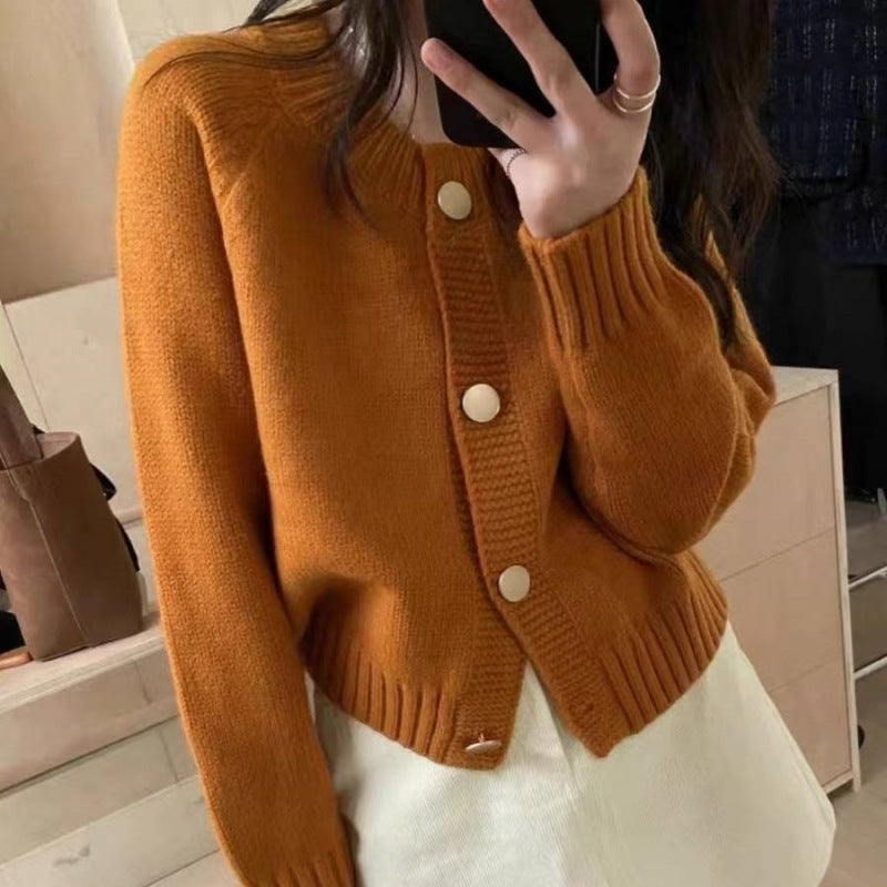 Kvinnes cardigan med dekorative knappedetaljer og moderne snitt Skjora