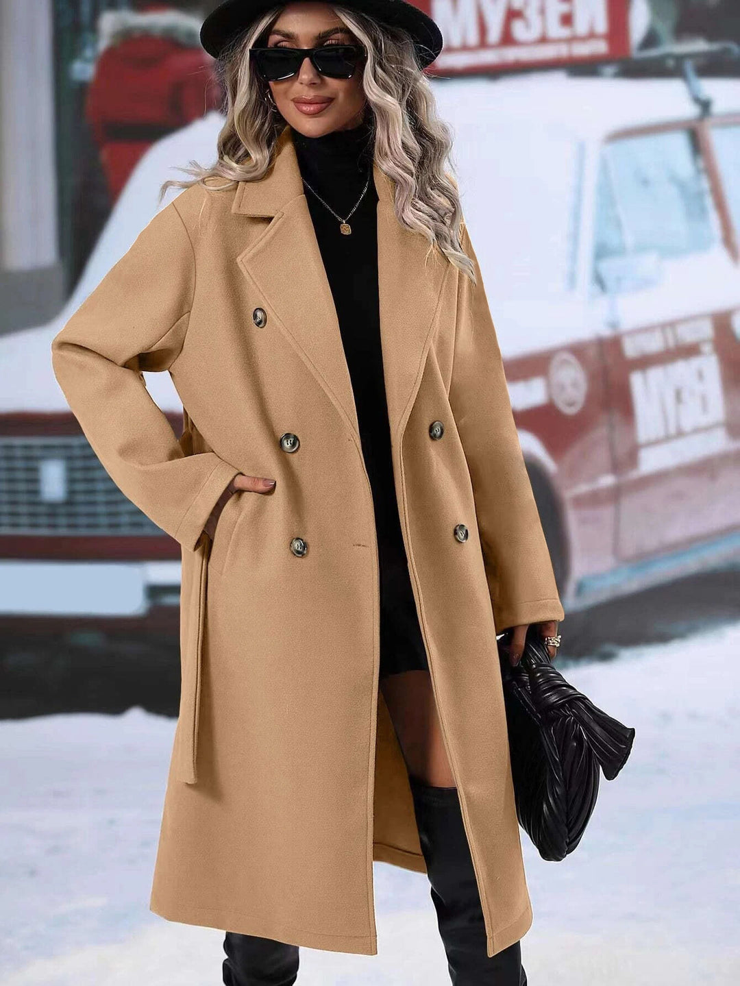 Kvinnens elegante oversized kåpe med dobbelt knappestolpe og stilig belte Skjora