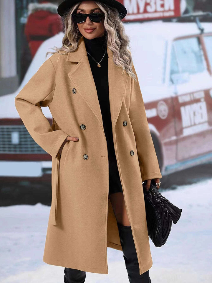 Kvinnens elegante oversized kåpe med dobbelt knappestolpe og stilig belte Skjora