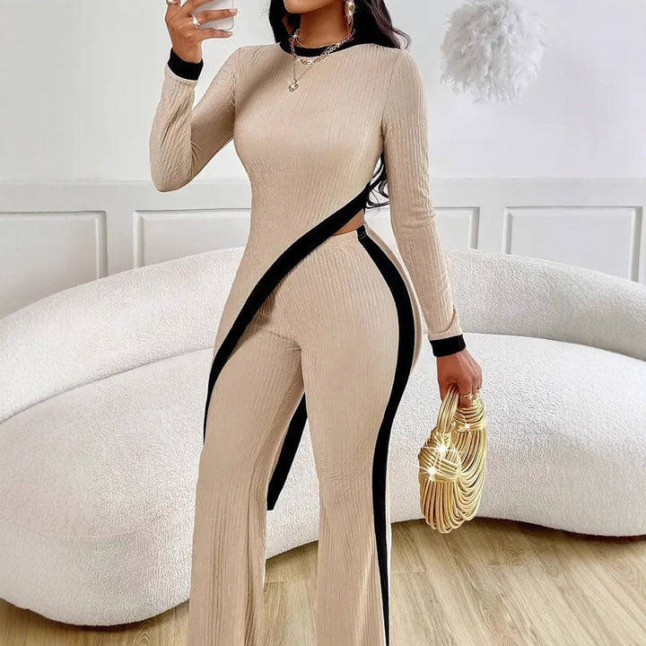 Kvinnes Stilige Jumpsuit med Asymmetrisk Design og Kontrasterende Piping Skjora