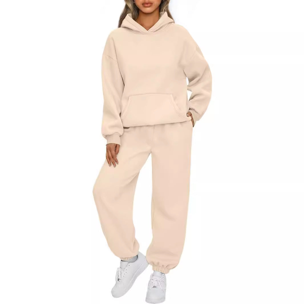 Kvinnors bekväma hoodie-set gjort av högkvalitativt sweatshirt-material med praktiska fickor Skjora
