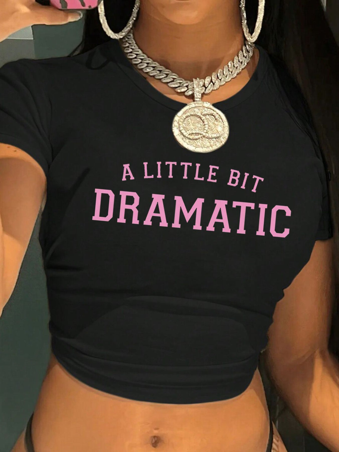 Dame Crop-Top med kreativ grafisk design og moderne skrift Skjora