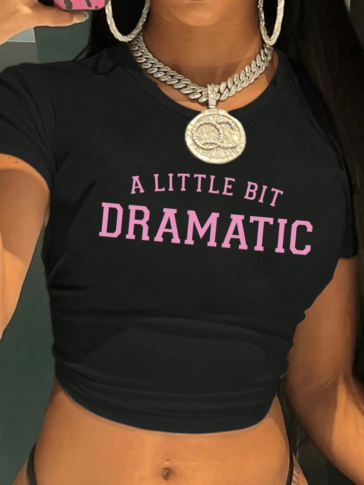 Dame Crop-Top med kreativ grafisk design og moderne skrift Skjora