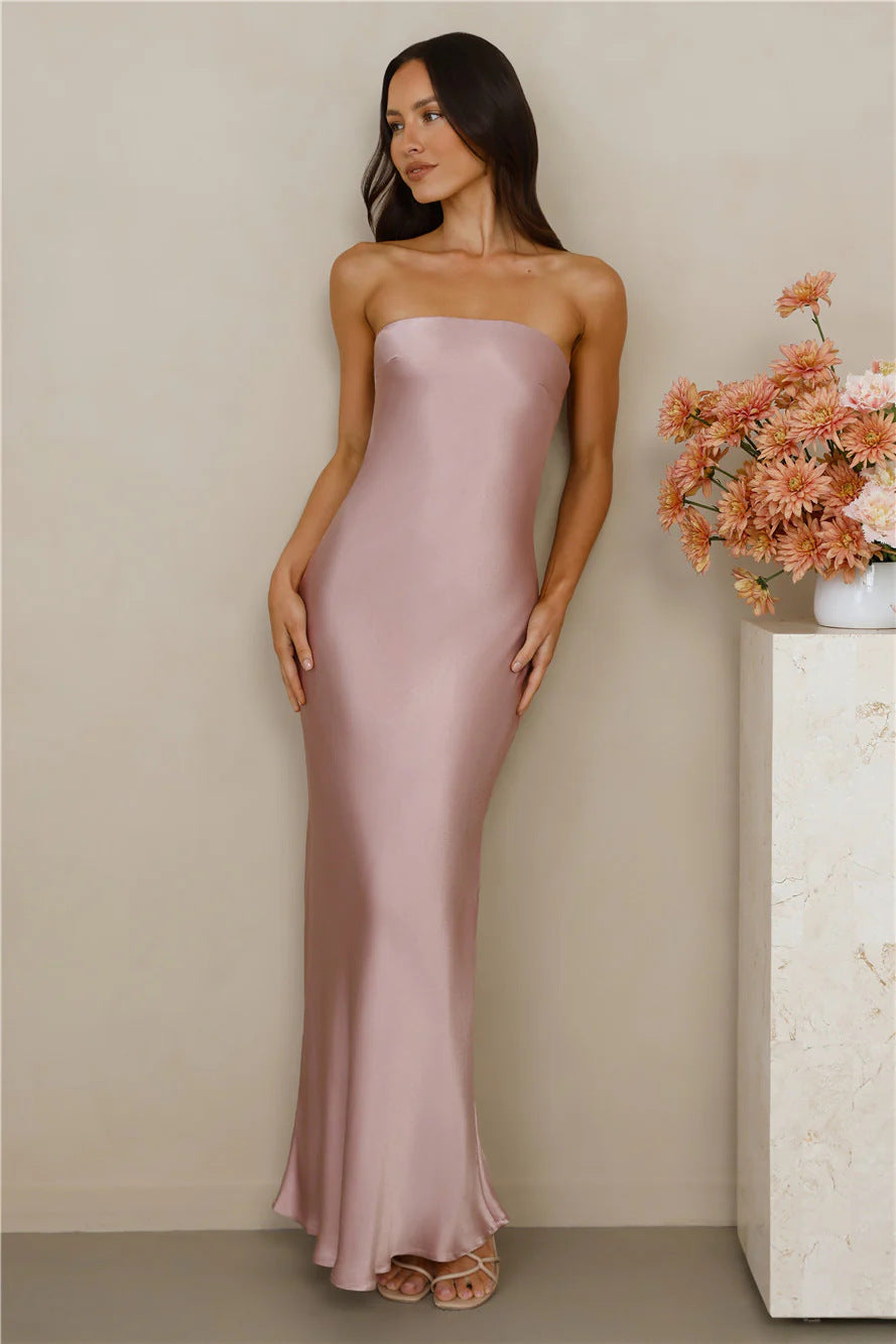 Kvinnenes elegante av-shoulder maxi kjole laget av satinlignende materiale