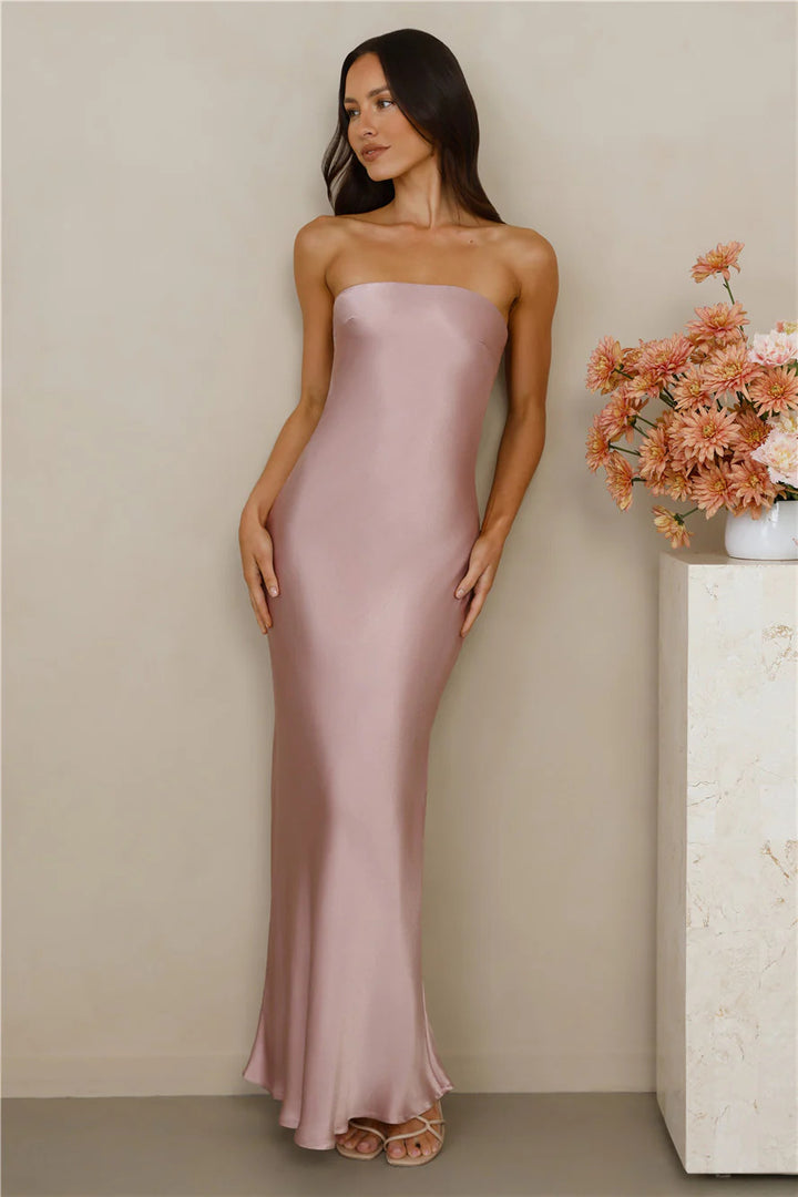 Kvinnenes elegante av-shoulder maxi kjole laget av satinlignende materiale