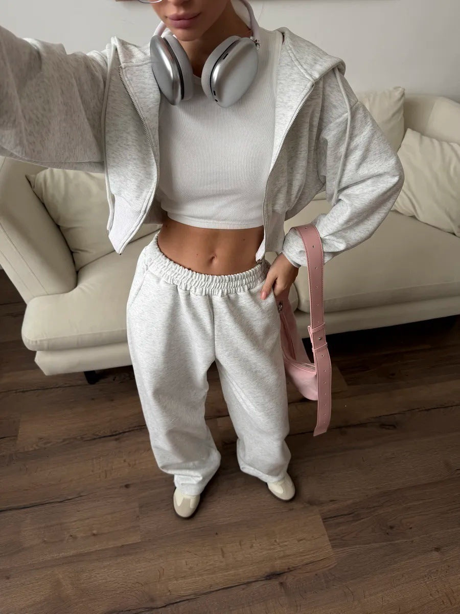 Kvinnelig cropped hettegenser og vide joggebukser sett Skjora