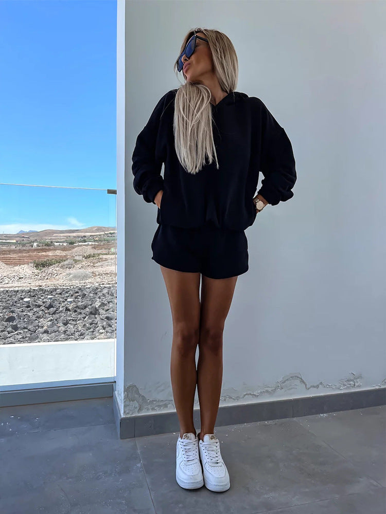Kvinnelig komfortabel hettegenser og korte shorts i minimalistisk design Skjora