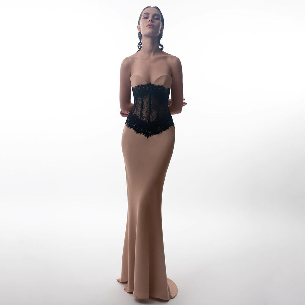 Dame aftenkjole med elegant bustier og blomstret spetstop.