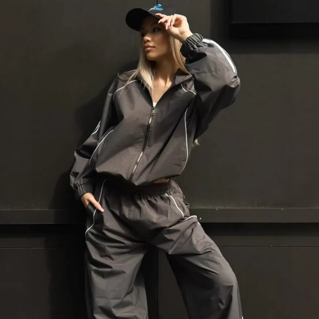 Kvinnelig sporty joggedress med høy krage og vide ben Skjora