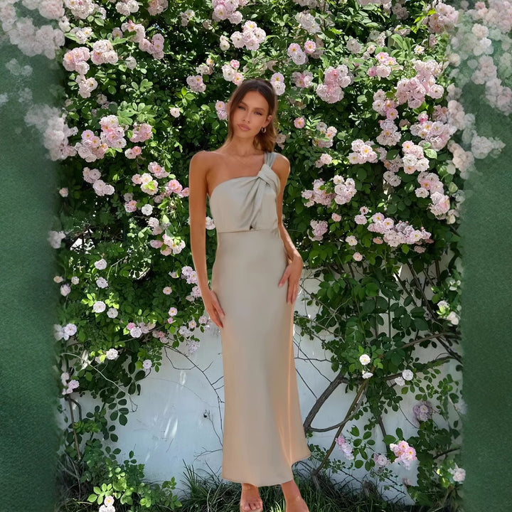 Kvinne Elegant Maxi Kjole med Asymmetrisk Topp og Flytende Hem